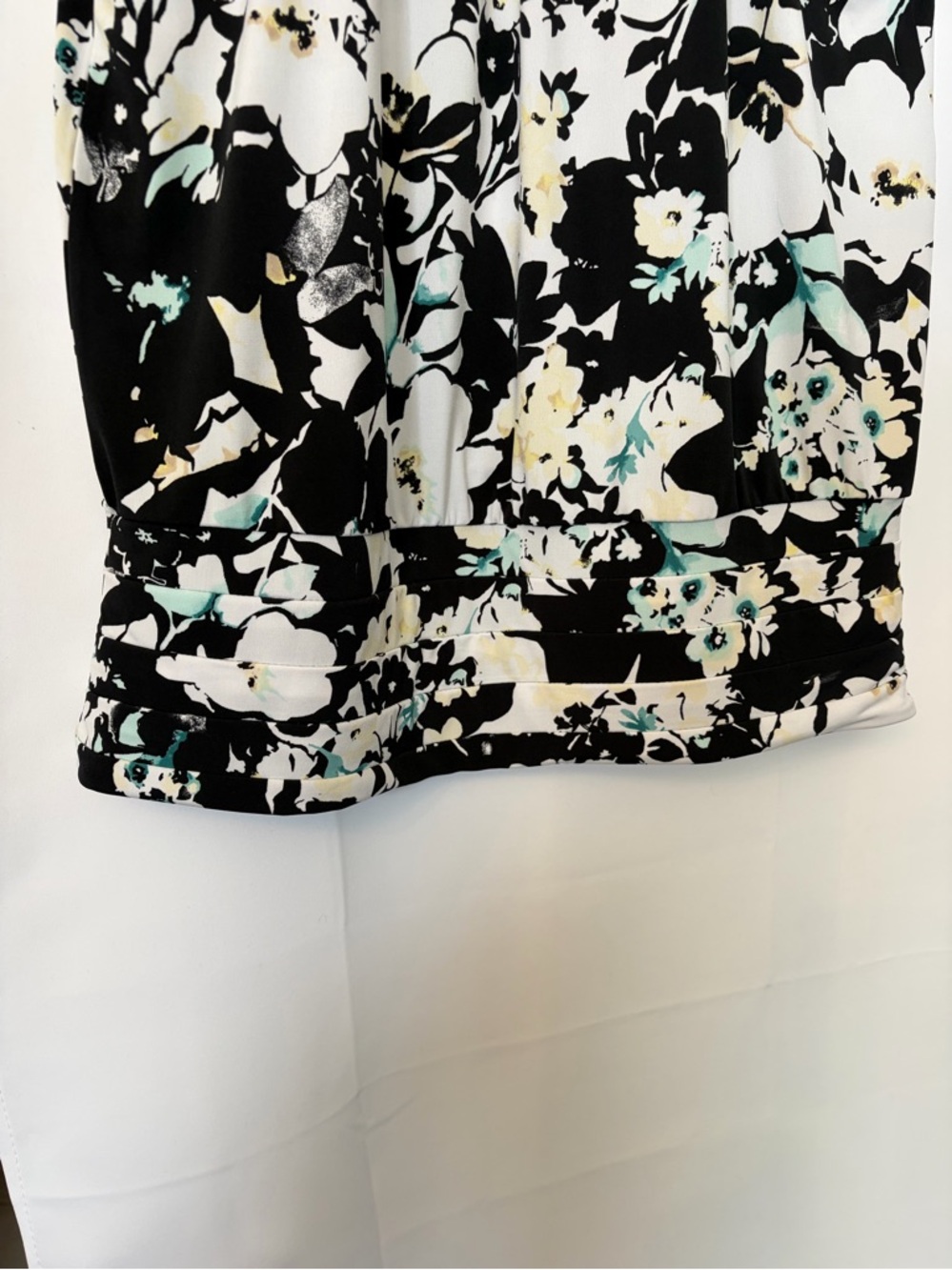 White House Black Market floral sleeveless halter-neck top - Picture 4 of 8